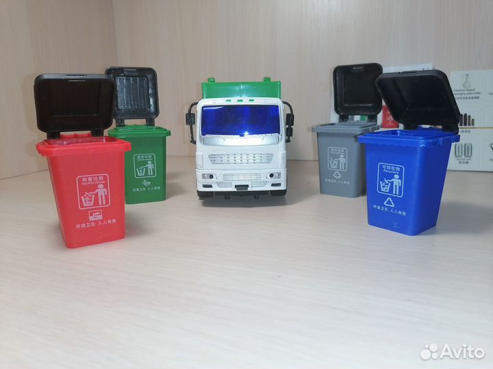 Машинка-мусоровоз с контейнерами для отходов новая