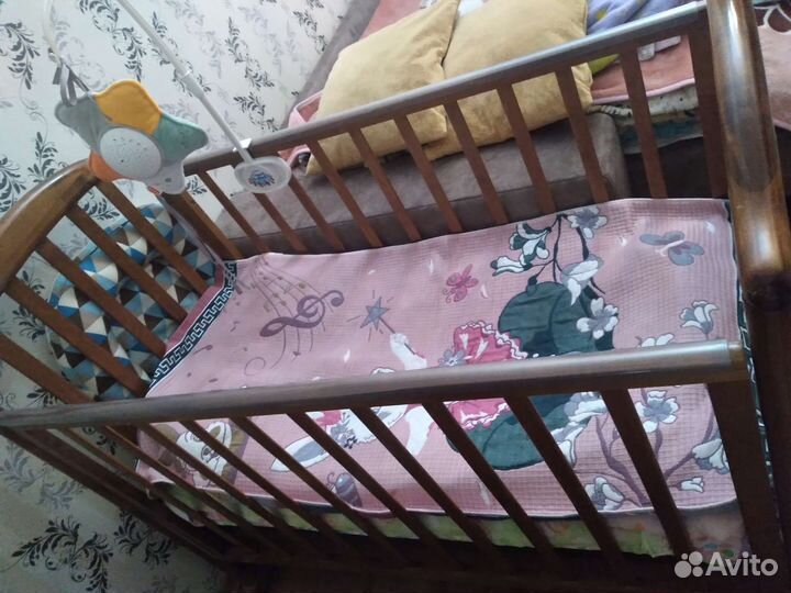 Детская кроватка с маятником