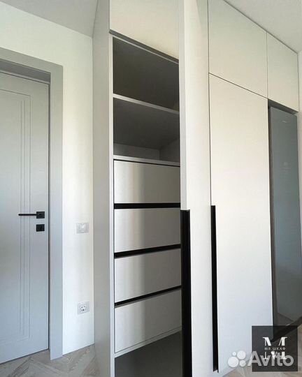 Шкаф встроенный распашной