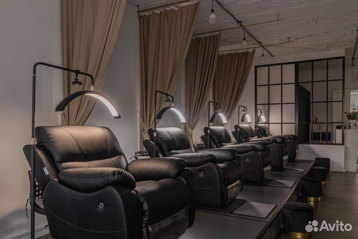 Мастер по наращиванию ресниц лешмейкер