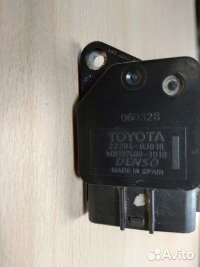 Расходомер воздуха Toyota Corolla седан 1.8