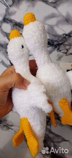Гусь обнимусь вязаный