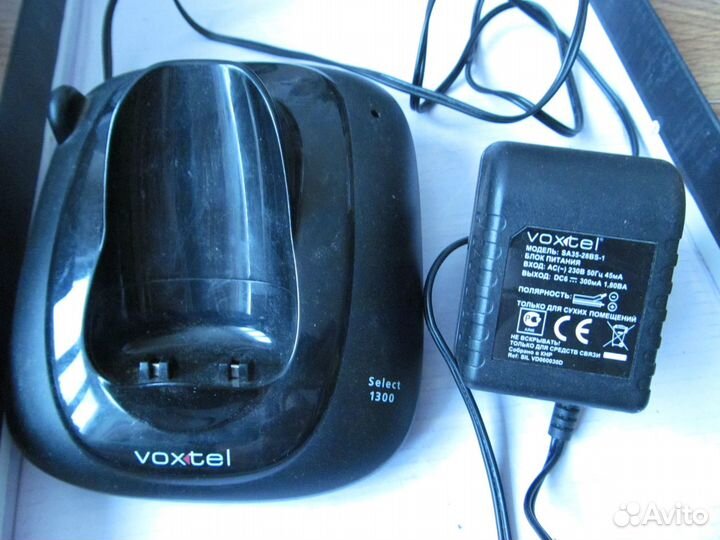 Проводной телефон и база радиотелефона