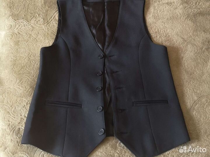 Жилетка школьная на мальчика новая,рост 152