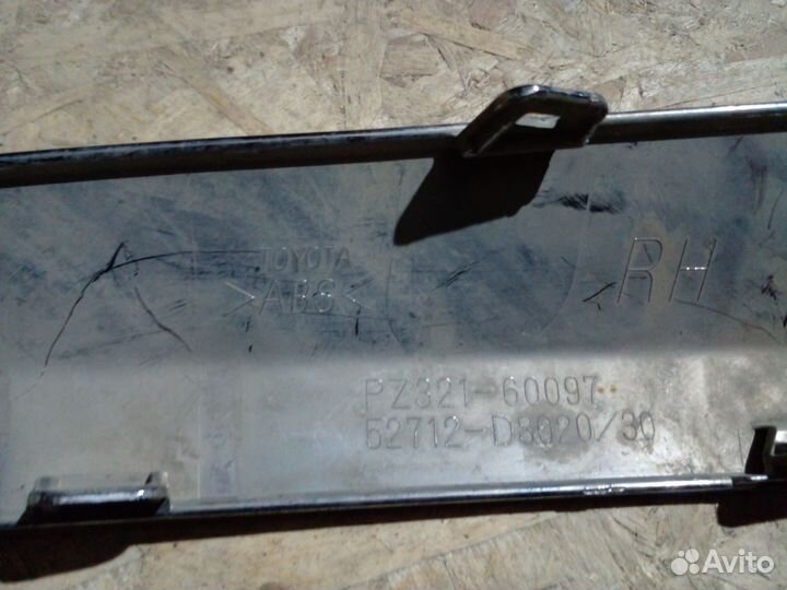 Накладка переднего бампера правая Toyota Executive