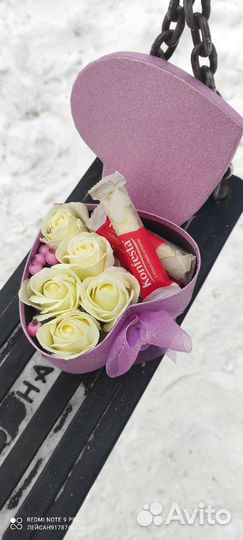 Подарок в сердце конфеты и цветы