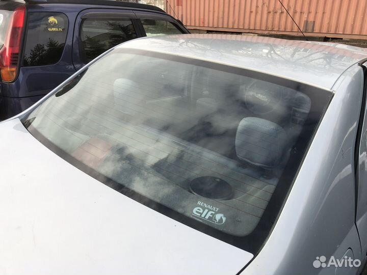 Заднее стекло на Renault Logan 1