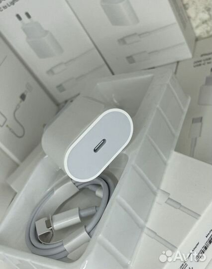 Зарядный блок iPhone 20 W и кабель