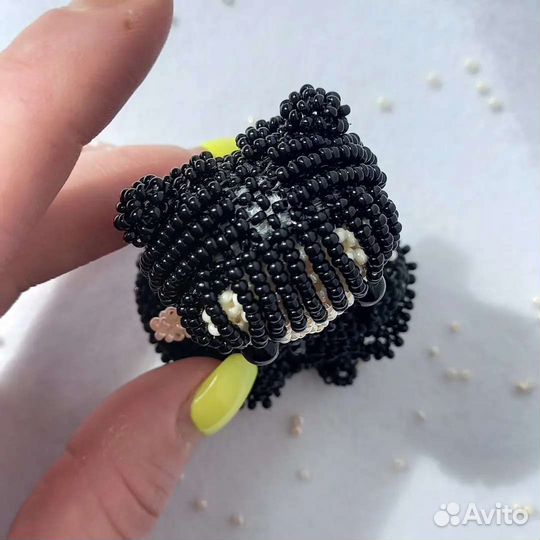 Фигурка Уэнсдей из бисера (амигуруми)