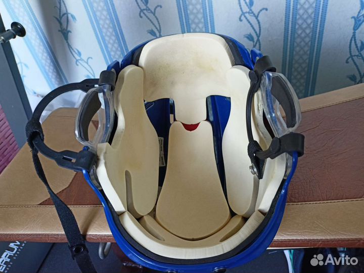 Хоккейный шлем