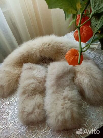 Меховой воротник и нарукавники из меха песец