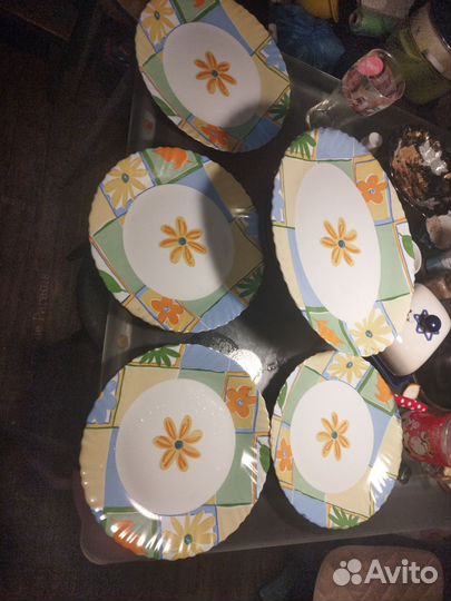4e тарелки и блюдо