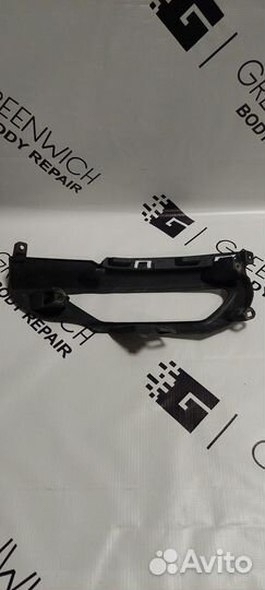 Кронштейн противотуманной фары правый Volvo XC60