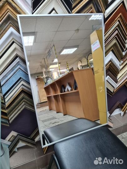 Зеркало настенное в металлической раме