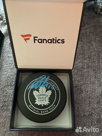 Официальные шайбы с автографами игроков нхл