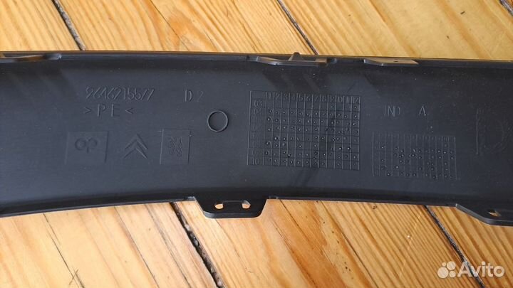 Молдинг переднего бампера правый Citroen C4(05-11)