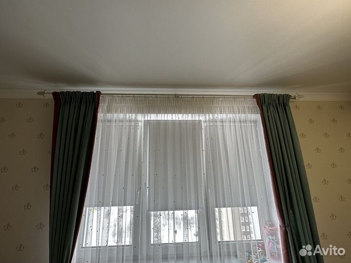 Стол для учебы, тумба и шторы с карнизом