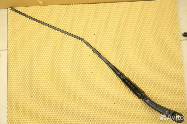 Поводок стеклоочистителя правый LADA Xray