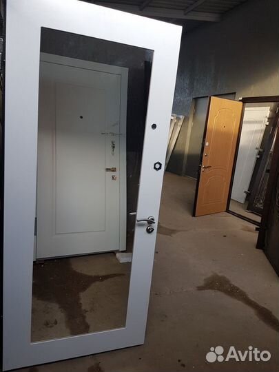 Дверь из стали с панелью мдф и зеркалом