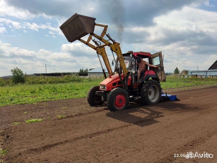 Вспашка земли фрезой. Трактор