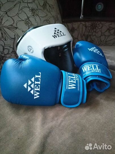 Шлем и перчатки для бокса