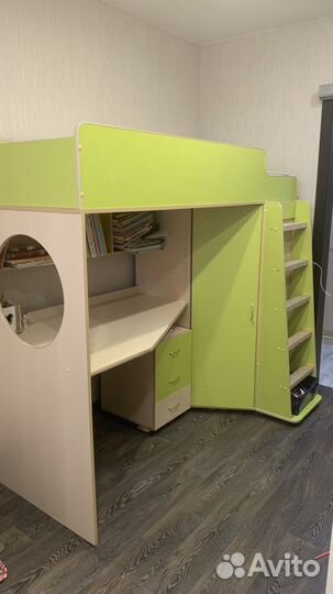 Детская кровать чердак со столом и шкафом