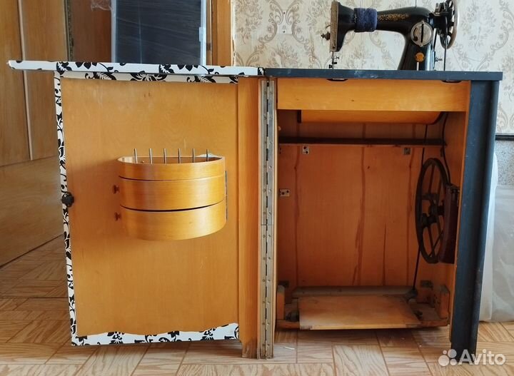 Ножная швейная машинка