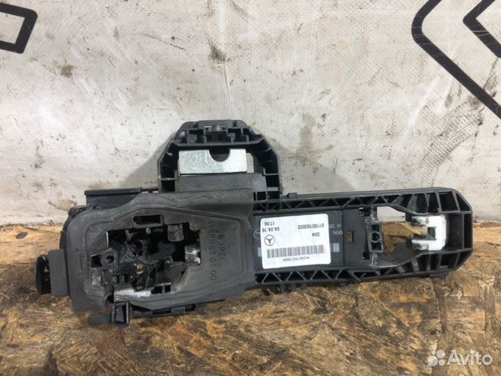 Кронштейн ручки двери передний левый Mercedes-Benz