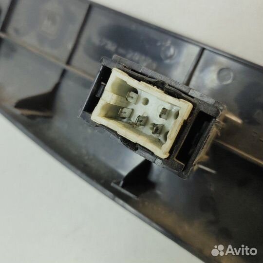 Кнопка стеклоподъемника передняя левая Toyota