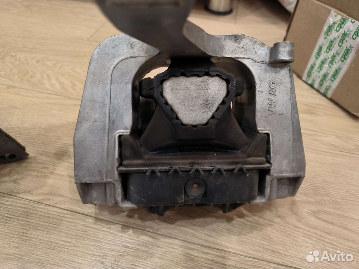 Левая опора двигателя 5Q0199555BF Skoda Octavia A7