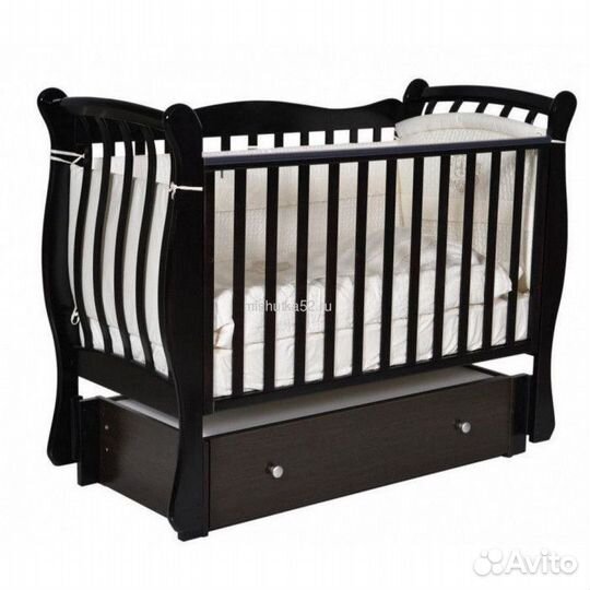 Детская кроватка с маятником