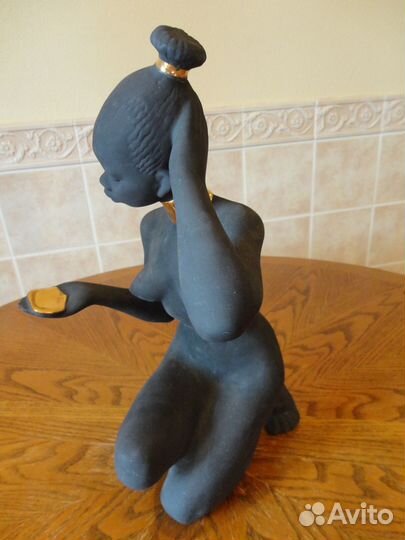 Фарфоровая статуэтка винтажная 