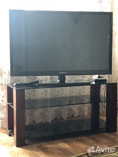 Стеклянная тумба под тв