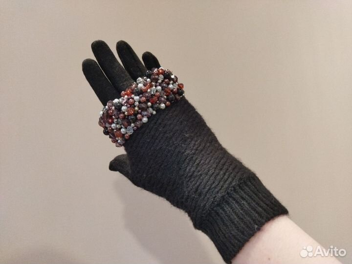 Повязка на голову вязаная с бусинами и митенки