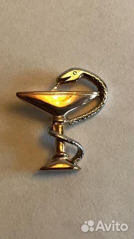 Значок чаша со змеёй