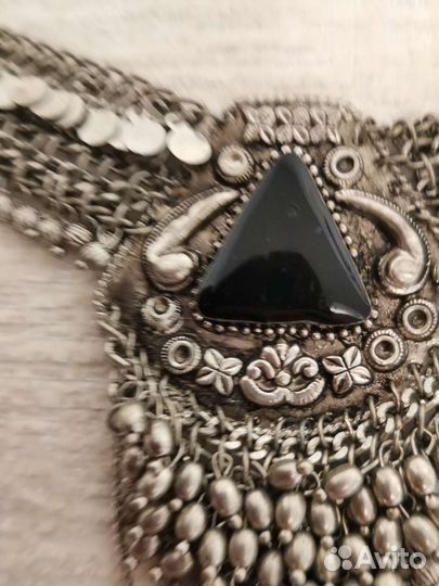 Вечернее колье с камнем