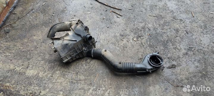 Корпус воздушного фильтра Volkswagen Passat B4