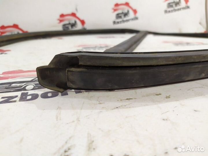 Уплотнительная резинка боковой двери задняя левая
