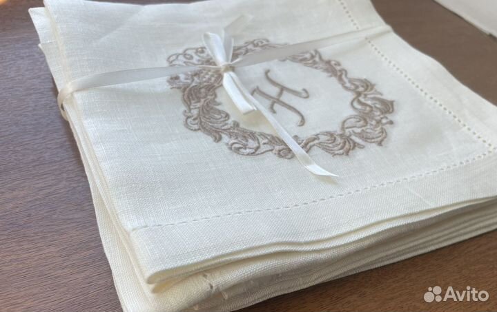 Льняные салфетки с вышитой монограммой. Буква Н