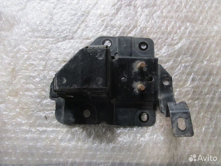 Кронштейн усилителя заднего бампера правый Nissan