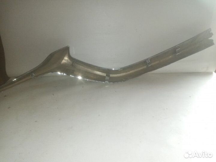 Молдинг решетки радиатора передний левый Mazda