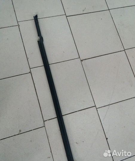 Уплотнитель стекла передней правой двери VW Volksw