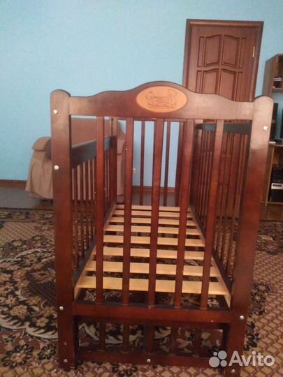 Детская кроватка с поперечным маятником