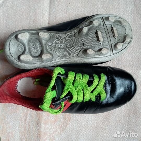 Бутсы, футболки, футбольные гетры