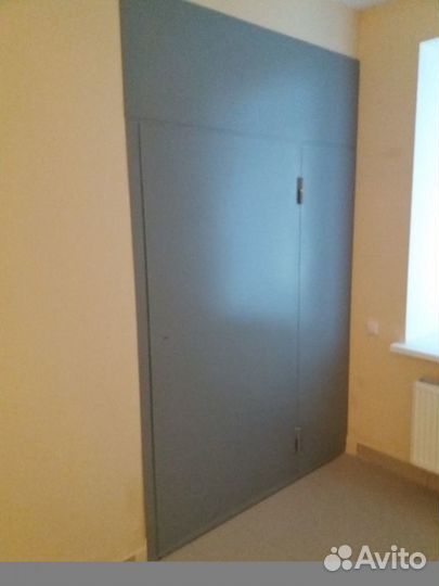 Подъездная кладовка с дверью