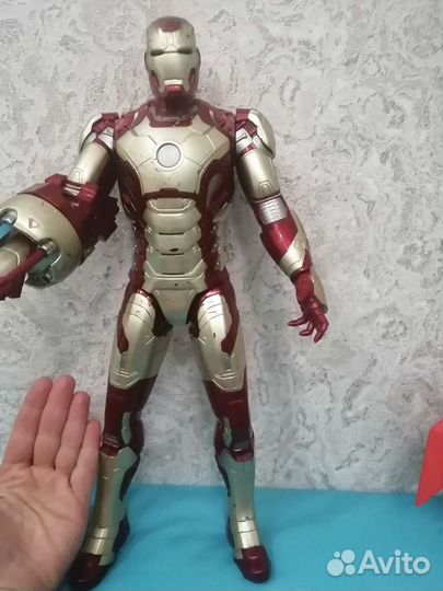 Большой железный человек робот музыкальный