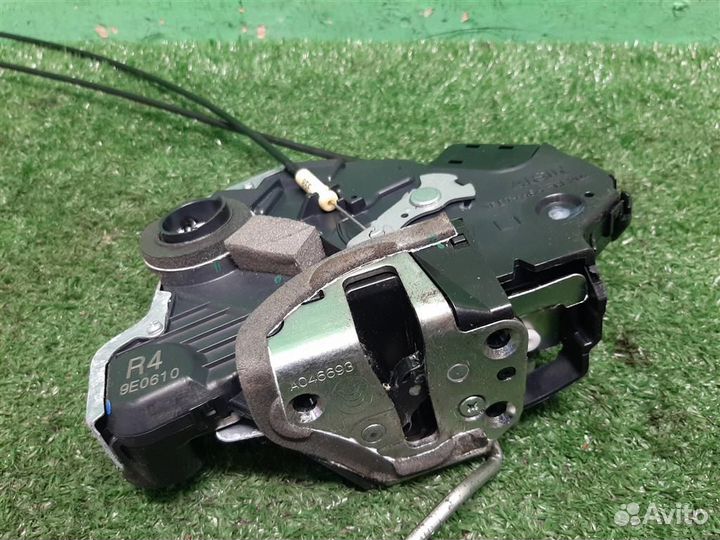 Замок двери передней левой Toyota Verso R2 2009