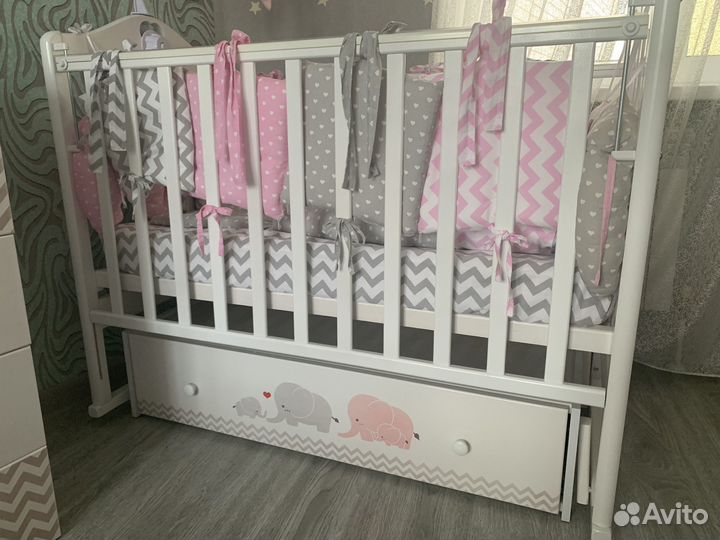 Детская кроватка и пеленальный комод