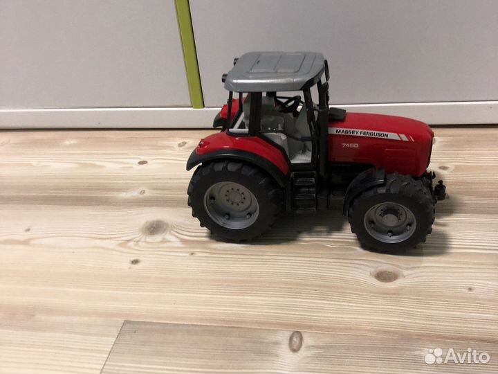 Bruder Трактор