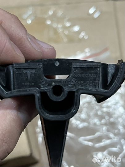 Передний знак Tesla Model S